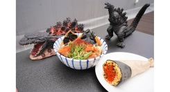 ニジゲンノモリ「ゴジラ迎撃作戦」 夏季限定コラボフード登場！人気の「アイスブリュレクレープ」復刻&「ゴジラ和風ブラック冷やしうどん」