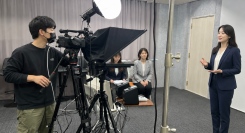 手話コンテンツ制作サービスでのテレプロンプター活用を開始自然な目線と正確な表現による高品質な手話コンテンツ制作を実現