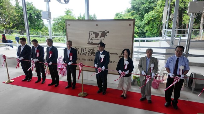 900頭規模の牧場「耶馬渓ファーム」が大分県中津市に開場し、7月1日に式典を開催グリーンコープが環境に配慮した循環型酪農を実践し、産直びん牛乳・18トン/日を生産