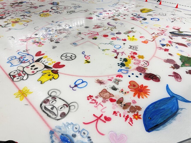 スケートリンクをキャンバスに!「氷上お絵描きイベント」を開催
