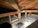 【画像3】銅板谷樋の穴開きにより屋根裏へ雨水浸入し、断熱材へ雨水が滞留しているようす(1) 【画像3】銅板谷樋の穴開きにより屋根裏へ雨水浸入し、断熱材へ雨水が滞留しているようす(1)