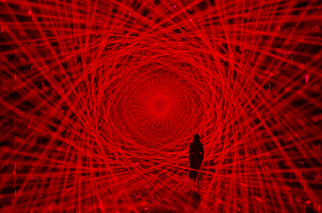 再オープンする「Light Sculpture - Flow」の、新たなシリーズを公開。7月8日(水)から、特別展「宇宙の非対称性について」を、チームラボボーダレス（東京・麻布台ヒルズ）にて開催