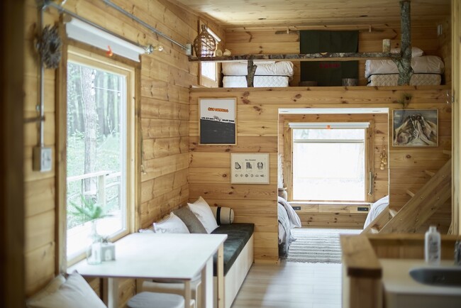ライフスタイルリゾート「FOLKWOOD VILLAGE 八ヶ岳」に、アメリカンヴィンテージスタイルの新キャビンがオープン。