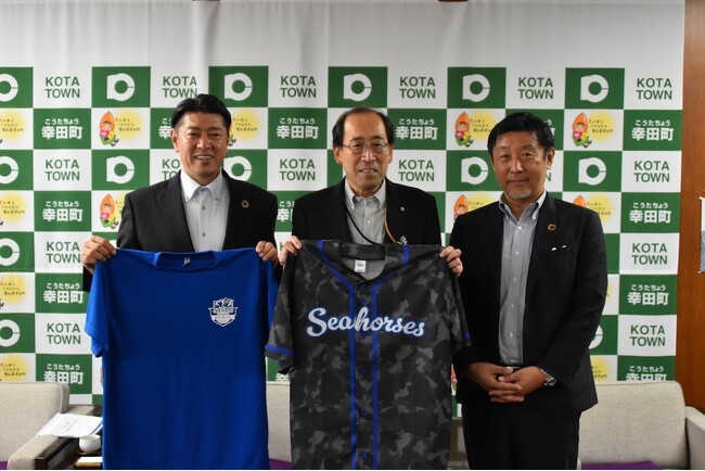 【シーホース三河】佐古賢一新社長らが幸田町・成瀬敦町長を表敬訪問。2025-26シーズンの活動報告と「SEAHORSES HOMETOWNS LOGO」オリジナルTシャツを寄贈