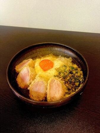 夏は揚げ物が売れない──。この業界の常識を覆すため、自由が丘のとんかつ店が”氷をかけて完成する”一杯を開発。
