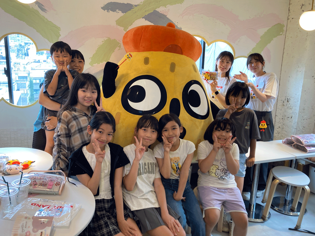 【▲ポリンキーによる“ヒミツのシール交換会”▲】湖池屋キャラクターのぷっくりシール「湖池屋ぽてっとシール」の発売を記念したシール交換イベントを7月5日に実施しました