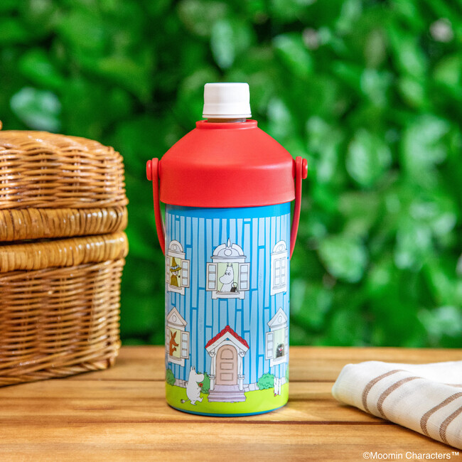【ムーミン】ムーミンやしきデザインが目を引く！スケーターから保温保冷ペットボトルホルダー発売中
