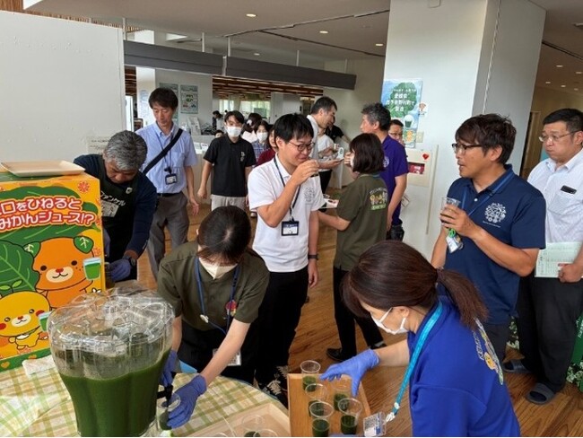 ファンケルと西予市が、市民の健康促進と食育推進のための「飲む・食べる・学ぶ」ケール青汁体験イベントを開催
