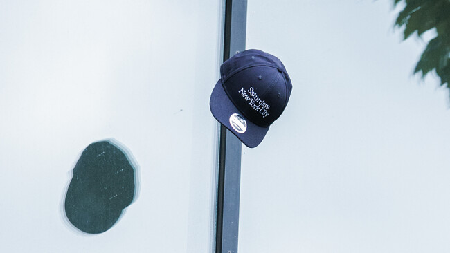 Saturdays NYCがNew Era(R)とコラボレーション！ブランドを象徴するロゴを配した、プレミアムな別注キャップ2型が新登場。