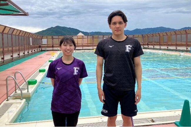 【福岡大学】学生が小学校で水泳授業をサポートしています