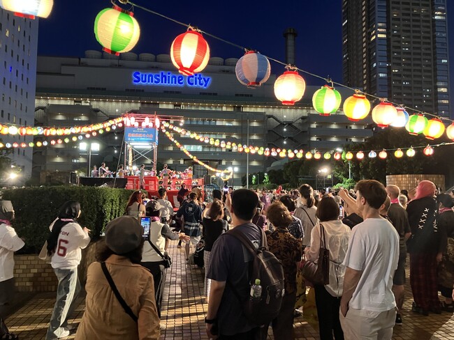 都会の夜景と提灯が重なる1978年から40年以上続く池袋の夏の風物詩「第47回 サンシャインシティ納涼盆踊り大会」*7月30日（木）～8月1日（土）19:00～21:15*