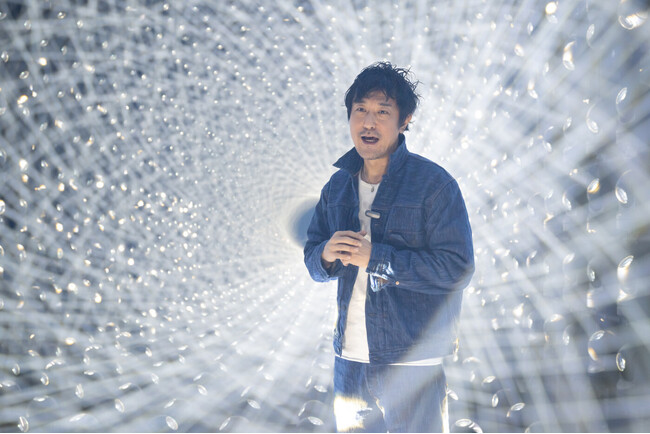 チームラボボーダレス、「Light Sculpture - Flow」の作品空間を7月8日（水）より再オープン。新シリーズ作品群を展示する特別展「宇宙の非対称性について」を開催中