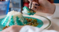 富士吉田のレトロ喫茶で“食べる富士山”体験。喫茶ベルベットで「青い富士山カレー」富士登山シーズンの7月10日より提供開始