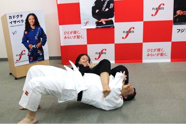 製造派遣・請負に強いフジアルテ　グローバル人材活用支援の一環として、ブラジリアン柔術カドグチ・イザベラ選手を迎えた交流イベントを開催