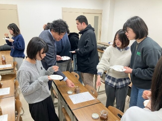 E1 東名高速道路 豊田上郷SA(下り)で東海学園大学の学生と土産品開発