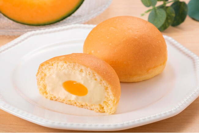 ファミリーマート「冷やして食べる とろけるくりーむパン 茨城県産赤肉メロン」7月14日（火）より新発売