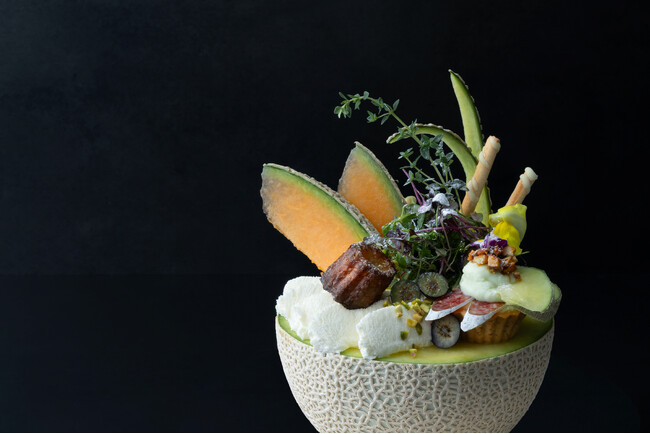 メロンをたっぷり味わう、夏のごちそうパフェ「果房 メロンとロマン」から「まるごとメロンの贅沢パフェ」が7月15日より登場