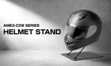 置くだけでヘルメットを“見せる収納”へ　3色展開のヘルメットスタンド「AMEX-C09」を7月15日発売～空間になじむシンプルデザイン、信頼の日本製～