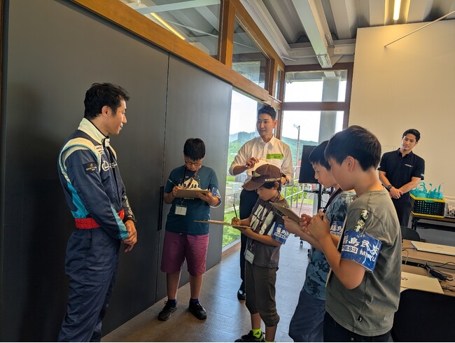 本物のレース機を前に、子どもたちが