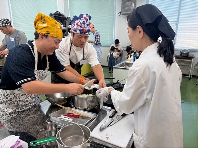 夏休みの昼食づくりを、パパと小学生で一回学べば、三回つくれる。父親と小学生の料理教室「家事の筋トレ」を開催