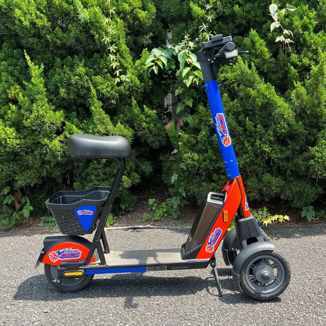 B3 優勝・プロバスケットボールチーム「立川ダイス」のラッピングモデル・三輪電動シートボードを東京都立川市で運用