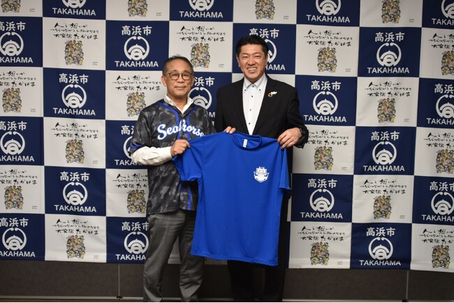 高浜市・杉浦市長「スポーツビジネスを知る機会にも」と期待。シーホース三河が表敬訪問で『西三河コラボTシャツ』を贈呈し、地域一体の盛り上げを誓う