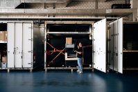 アウディ、ロジスティクスにおけるさまざまな世界を探る：リヤウイングを機内持ち込み手荷物に