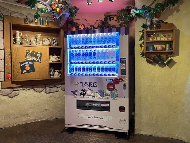 コカ・コーラ ボトラーズジャパン、「紅茶花伝」×サンリオキャラクターズ コラボラッピング自販機をサンリオキャラクターの関連施設など4カ所に展開