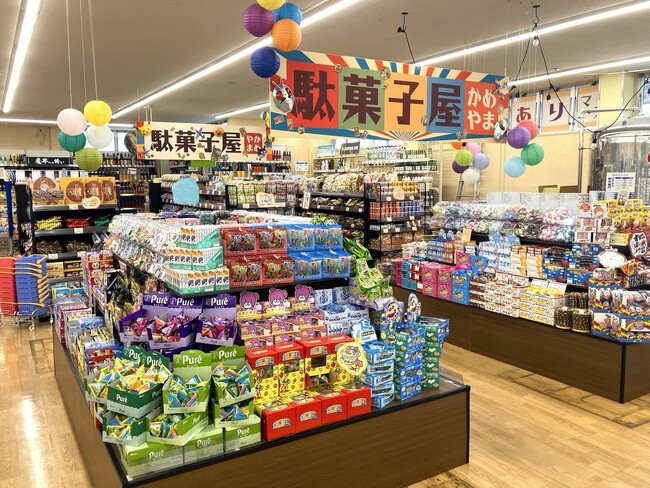 お酒のお供に懐かしのあの味を リカーマウンテン 亀山店に昔懐かしの「駄菓子コーナー」が新登場