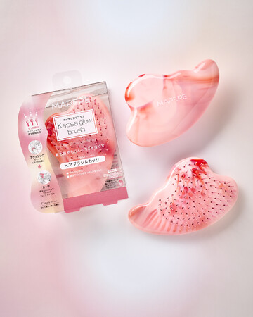 【マペペ】7月22日（水）新発売！ヘアブラシとカッサが一体になった「カッサグロウブラシ」で、髪も頭皮もじんわりときほぐす。
