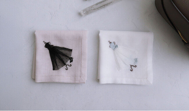 チュールドレスがふんわりと揺れる、特別な一枚。ベトナム手刺繍とチュールが織りなす「Tulle dress」を発売