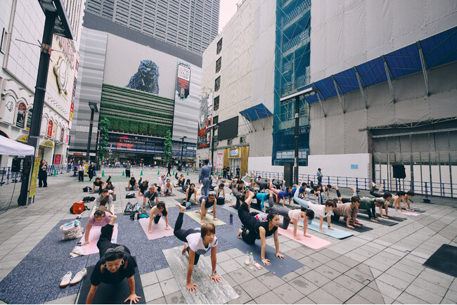 【イベントレポート】東急歌舞伎町タワー前で朝のヨガイベント「IGNITE × 東急歌舞伎町タワー KABUKICHO YOGA」を開催