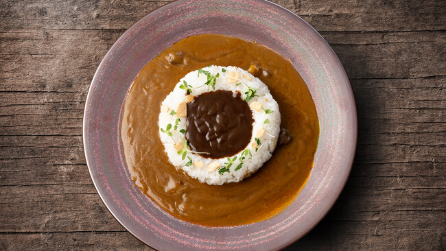 【夏ギフトやプチ贅沢に】おうちで味わうホテルクオリティの本格カレー。総料理長監修のオリジナルレトルトで、ブイヨンのコクと鮮烈なスパイスが融合した2種セットを全8施設にて販売中