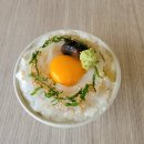 白イカねばりっこ黄身丼～しそ巻きらっきょう付き～