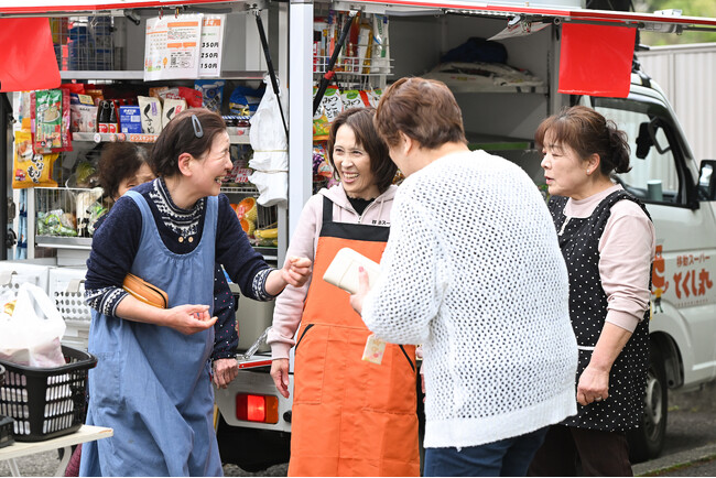 買い物支援事業を展開する移動スーパー「とくし丸」　江崎グリコ「ビスコ」の配布を8月1日より開始