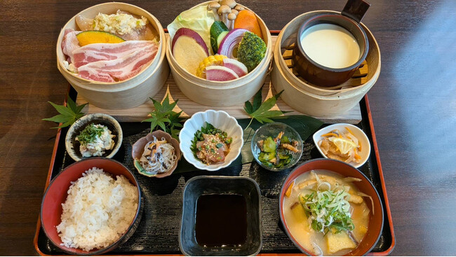 団子汁も、地獄蒸しも、ぜんぶ一膳に。― 大分の