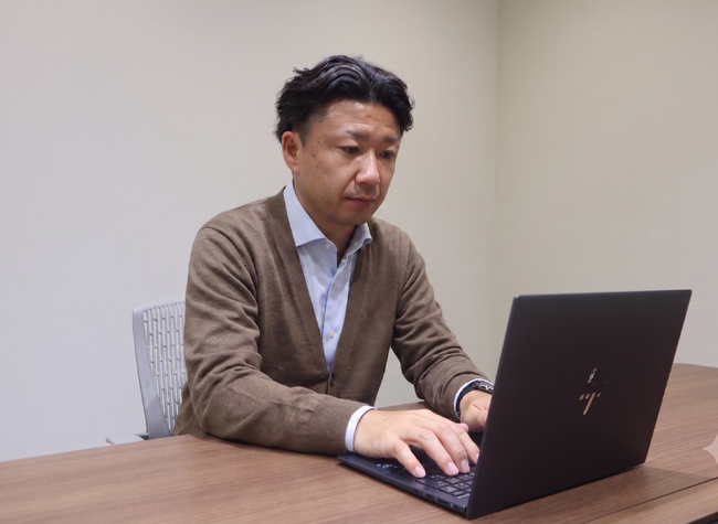 男性の５人に1人は「冷房が寒い」“隠れ冷え性男子”の我慢に寄り添う　オフィスでの冷房対策に、着回ししやすい薄手のカーディガンを発売