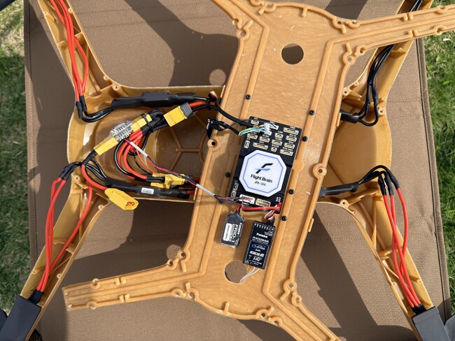 セルロース製ドローン「AT-Quad-C」で日本航空電子の国産フライトコントローラー「JFB-200」に対応