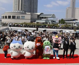 並び左から西山喜久恵アナウンサー、ハチワレ・ちいかわ、ムック・ガチャピン、まんぷく昼太郎、ハンター 並び左から西山喜久恵アナウンサー、ハチワレ・ちいかわ、ムック・ガチャピン、まんぷく昼太郎、ハンター