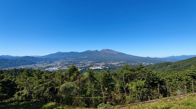 【佐久平ハイウェイオアシス「パラダ」】数十年ぶりに山頂展望台を完全改修！浅間山の雄大な裾野を一望する「天空の木製展望デッキ」としてリニューアルオープン