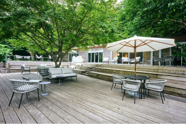 【箱根リトリートfore & villa 1/f】避暑地・箱根の森で過ごす、新しい夏時間。「香り」を楽しむアウトドアラウンジで、自然と過ごす滞在価値を提案