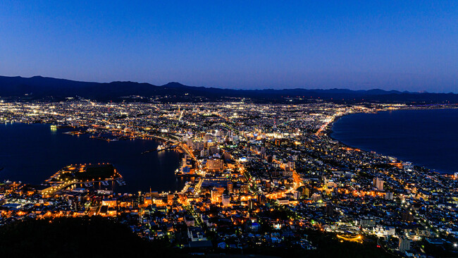 【夏休みの函館観光に】ミシュラン三ツ星の夜景へ直行『函館湯の川温泉 海と灯／ヒューイットリゾート』が宿泊者限定で函館山夜景観光バスの予約開始