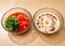 「トマト冷麺」と「カルボ冷麺」の紅白冷麺セット。 「トマト冷麺」と「カルボ冷麺」の紅白冷麺セット。