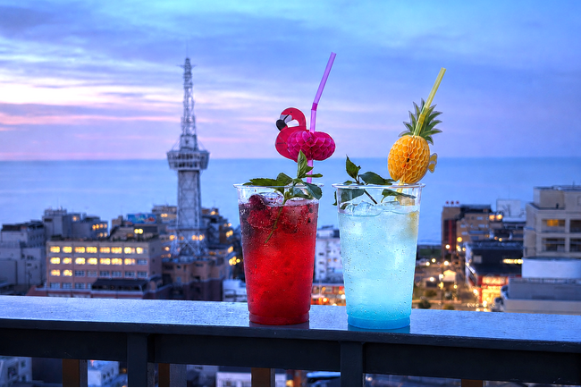 大分県産のかぼすが香る爽やかなモヒートで乾杯！ 別府湾を一望するホテル屋上のインフィニティプールに「ルーフトップバー」が登場【アマネク別府】