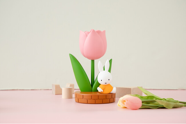 ディック・ブルーナさんの描いたお花にフィーチャーした立体アイテムとフローリストエプロンをモチーフにしたぬいぐるみ専用着せかえお洋服を「フラワーミッフィー」にて2026年8月7日(金)より発売！