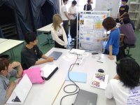 金沢工業大学2年次必修科目「プロジェクトデザインⅡ」企業連携テーマ提案報告会を8月3日に開催。箔座株式会社・株式会社スパーテルが選抜した学生チームが企業を訪問し、関係者・利用者に向けて成果を発表