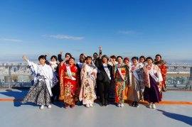 ヘリポート記念撮影の様子 ヘリポート記念撮影の様子