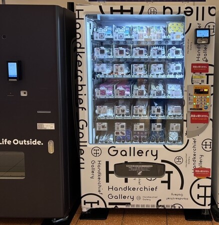 羽田空港第２ターミナルにアニメ・キャラクター雑貨自販機を設置！
