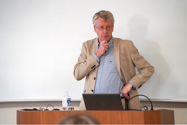 【関西外国語大学】ベルギー・アントワープ大学のサウアー教授が「レアルポリティーク」の視点からウクライナ戦争をテーマに講演し、「プーチン露大統領との直接対話の再開が必要だ」などの持論を展開しました