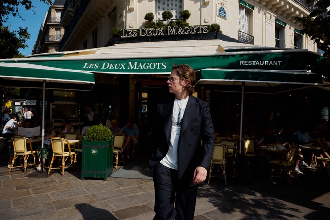 【LES DEUX MAGOTS × EDIFICE】パリを代表する老舗カフェ「LES DEUX MAGOTS」とEDIFICEによるスペシャルコレクションがローンチ。